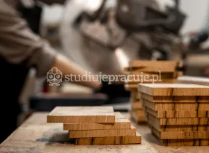 Pracownik produkcji fabryki mebli