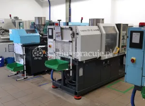 Operator in the production of plastic components